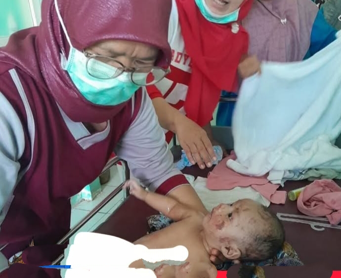 Bayi 4 Bulan Ditemukan Selamat di Atas Jerami usai Galodo Terjang Agam