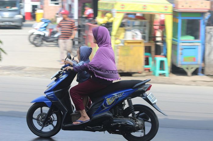Ingat, Membonceng Anak Kecil di Depan Didenda Rp250 Ribu