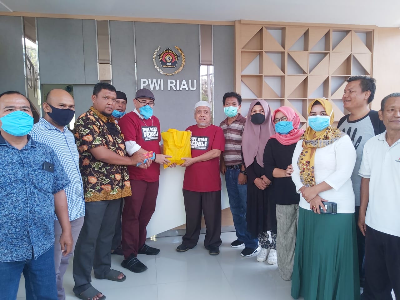 COVID-19, PWI Riau Peduli Dan SPS Riau Bantu 100 Wartawan