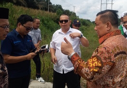 Pj Gubri Janji Bangun Jalan Dua Jalur di Simpang Buatan-Teluk Masjid