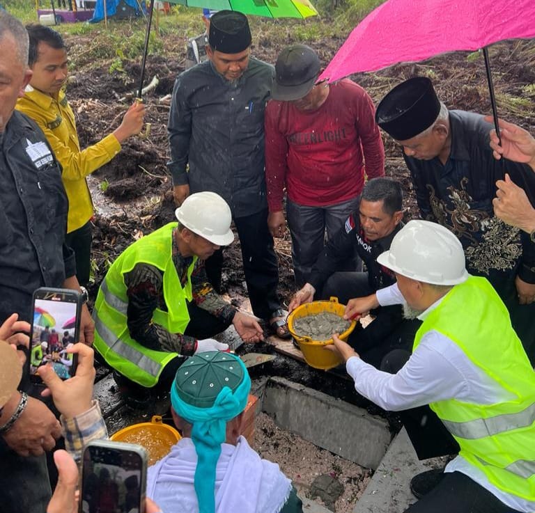 Bupati Rohil Letakkan Batu Pertama Pembangunan Gedung Sekretariat IKROHIL Dumai