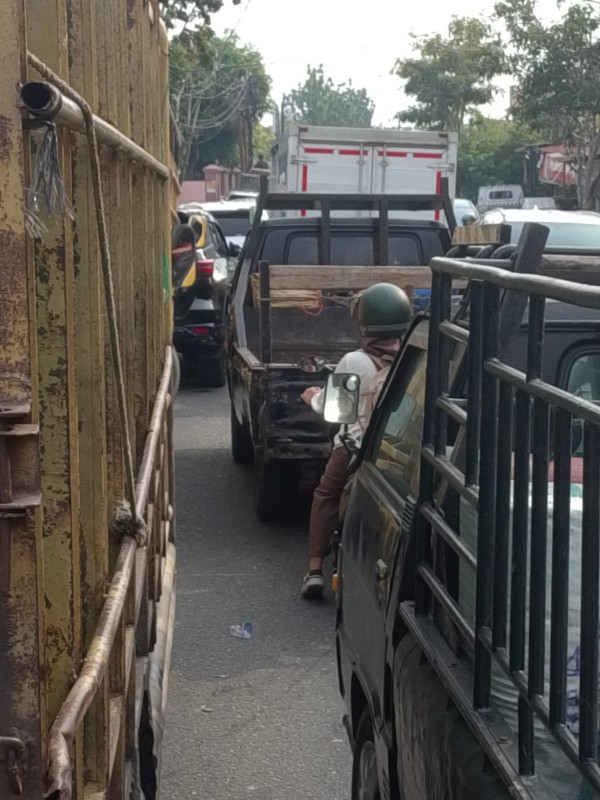 Antrian di Sejumlah SPBU Meluber ke Jalan Ganggu Warga Pengguna Jalan