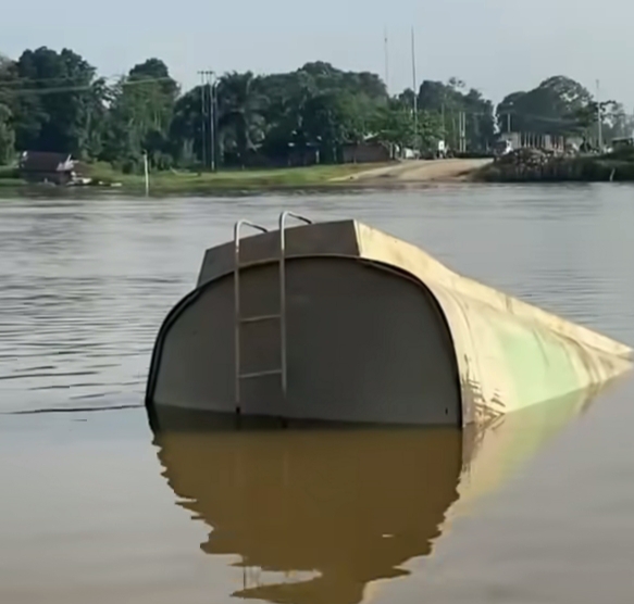 Truk CPO Terjun ke Sungai Kampar di Langgam, Sopir dalam Pencarian