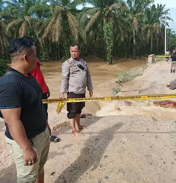 Akses Terputus! Jembatan Horas Ambruk, Kendaraan Dialihkan ke Rohil