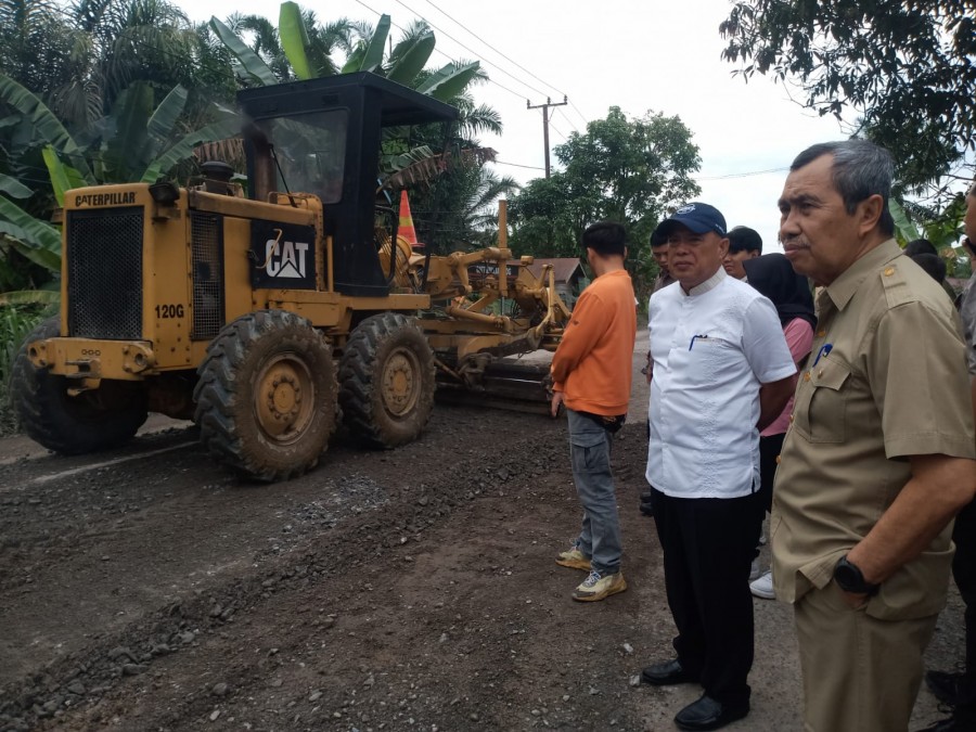 Gubri Tinjau Perbaikan Jalan Lintas Rengat - Tembilahan