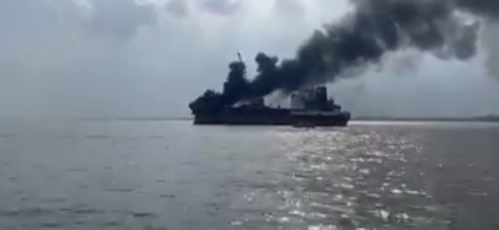 Kapal Tanker Bermuatan Sagu Terbakar di Perairan Meranti