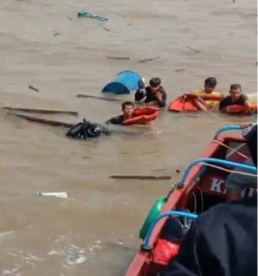 Kapal Bermuatan Pasir Tenggelam di Perairan Kuala, 4 Orang Selamat