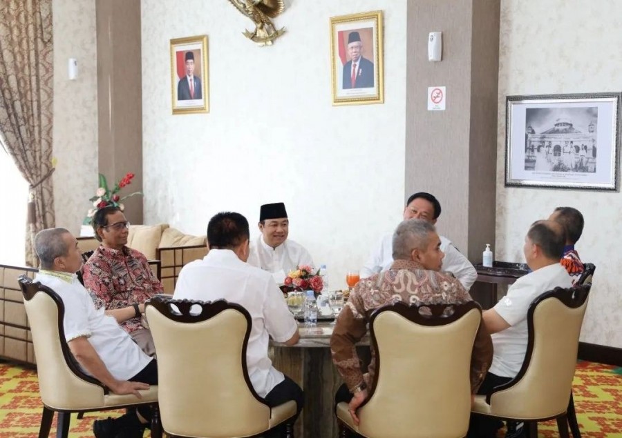 Ketua DPRD Riau Jamu Menko Polhukam RI Makan Siang dan Ramah Tamah