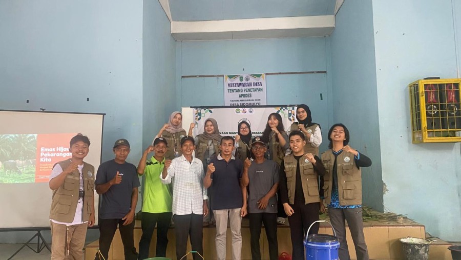 Kukerta UNRI Edukasi Peternak Sidomulyo Olah Limbah Jadi Pakan