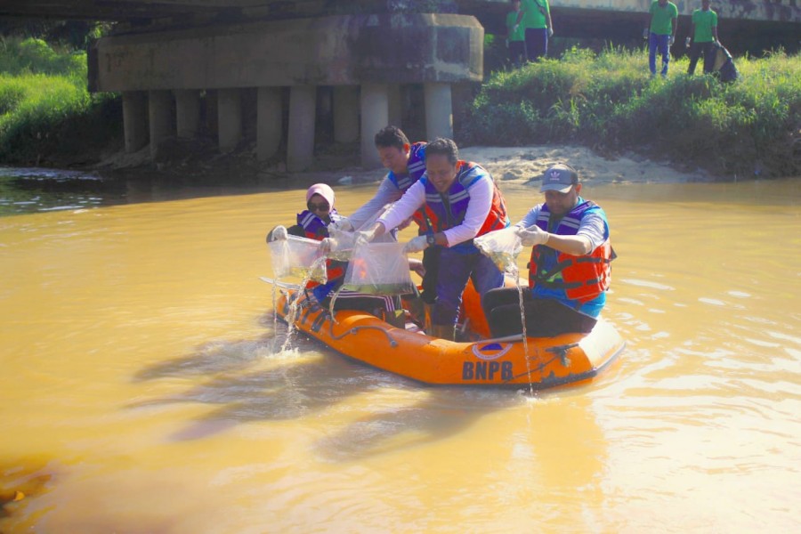 Hari Lingkungan Hidup se-Dunia, PLN Bersihkan Sungai dan Tebar 5.000 Bibit Ikan