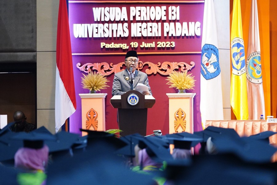 Gubri Syamsuar Orasi Ilmiah Dihadapan Ribuan Wisudawan UNP Sumbar