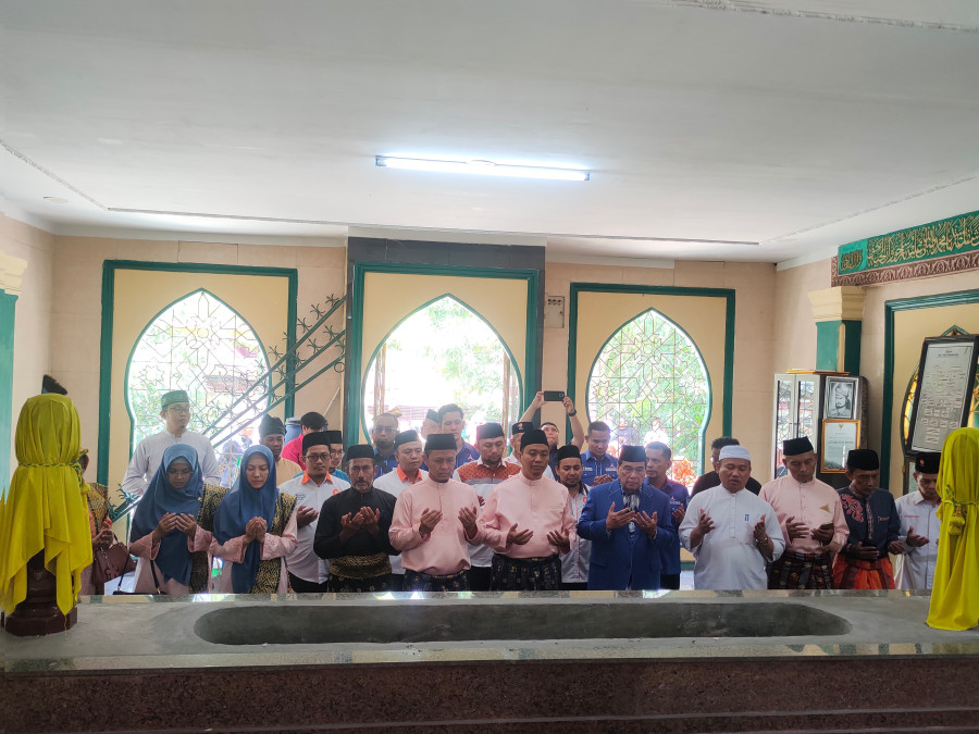Sebelum Daftar ke KPU, Bapaslon AMAn Ziarah ke Makam Marhum Pekan