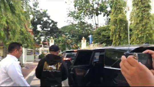 KPK Bawa Sekdaprov Riau dan Kabag Protokol