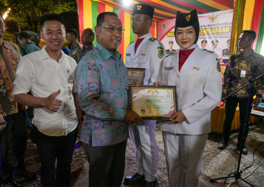 Bupati Rohil Beri Piagam pada Legiun Veteran