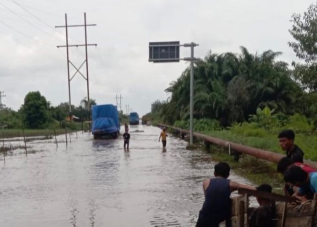 Warga Mengeluh, BPJN Riau Janji Perbaiki Jalan Siak–Tanjung Buton yang Terendam