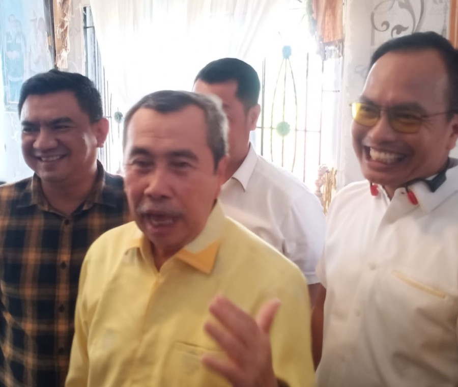 Sebelum ke KPU, Syamsuar - Mawardi Ziarah ke Makam Marhum Pekan