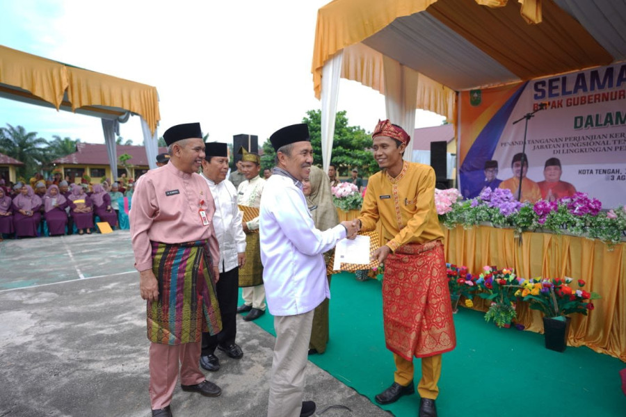 Tenaga Pendidik Sambut Gembira,  Gubri Serahkan 660 SK PPPK  se-Rohul