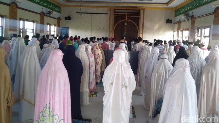 Doakan Ibunda Presiden, Ratusan Santri Jombang Salat Gaib di Tengah Pandemi Corona