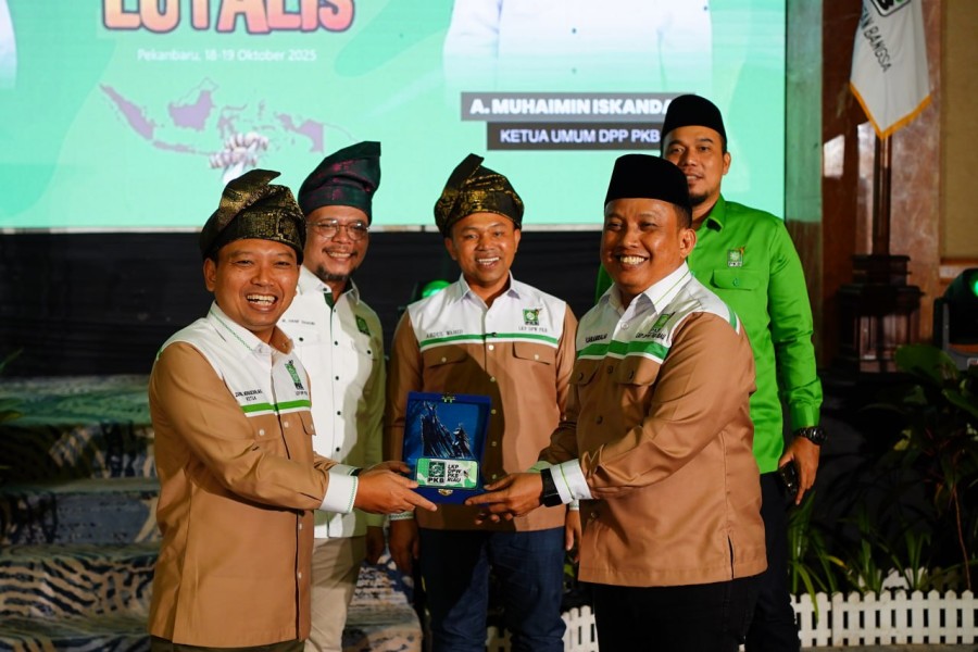 Abdul Wahid Lantik Dani Nursalam Pimpin LKP PKB Riau