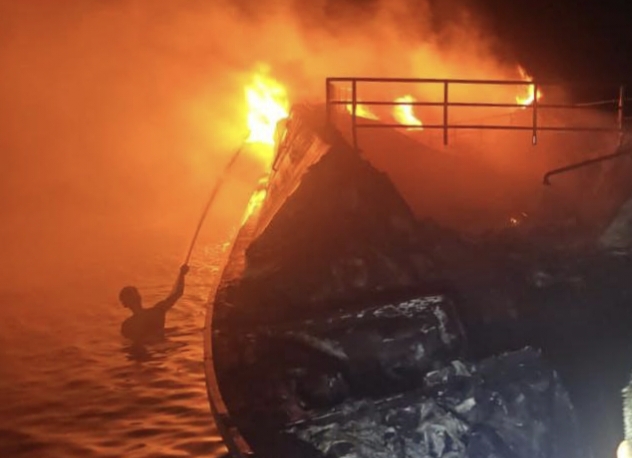 Speed Boat Bermuatan Sayur Terbakar di Selat Air Hitam Meranti