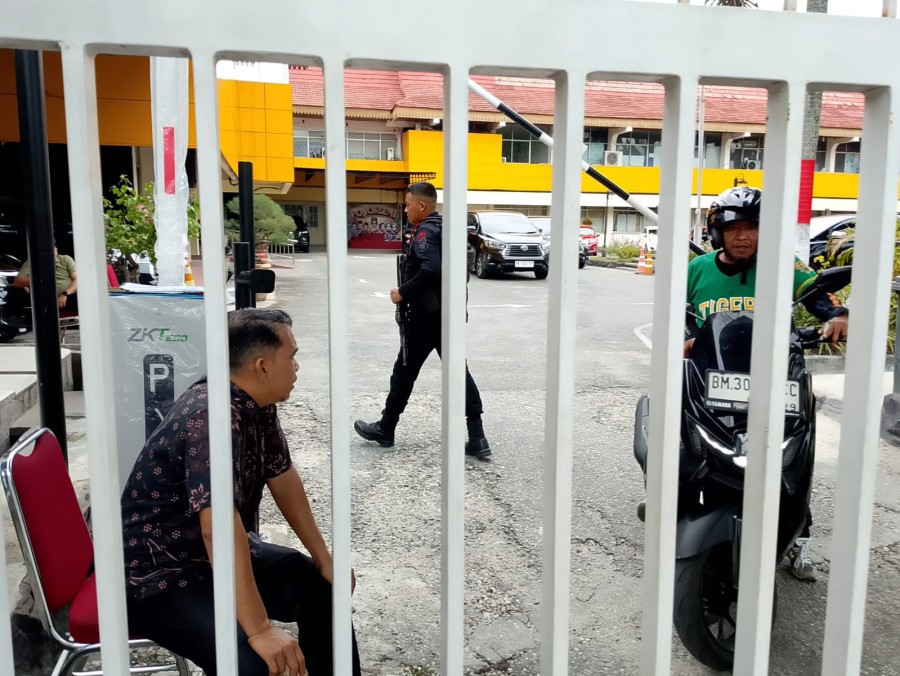 Kadisdik Erisman Yahya Tiba 2 Jam Setelah KPK Menggeledah Kantornya