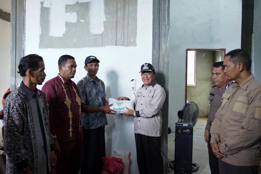 Bupati Inhil HM Wardan Serahkan Bantuan 6,5 Ton Beras untuk Korban Banjir di Keritang