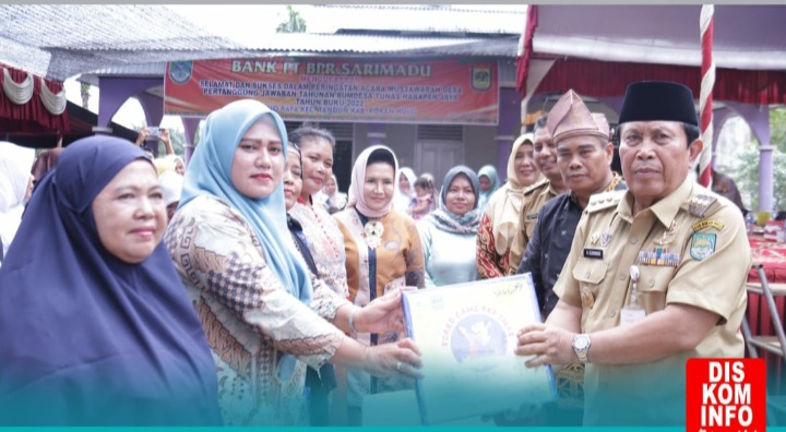 Tingkatkan Kreatifitas Anak,Bupati dan Bunda PAUD Rohul serahkan APE BKB Kit di Desa Puo Raya
