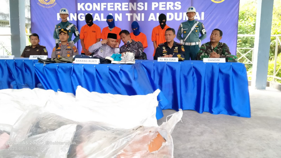 TNI AL Tangkap Kapal Bermuatan Barang Impor Bekas