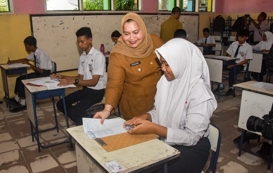 Bupati Kasmarni Tinjau Ujian Akhir SD dan SMP di Mandau Pinggir