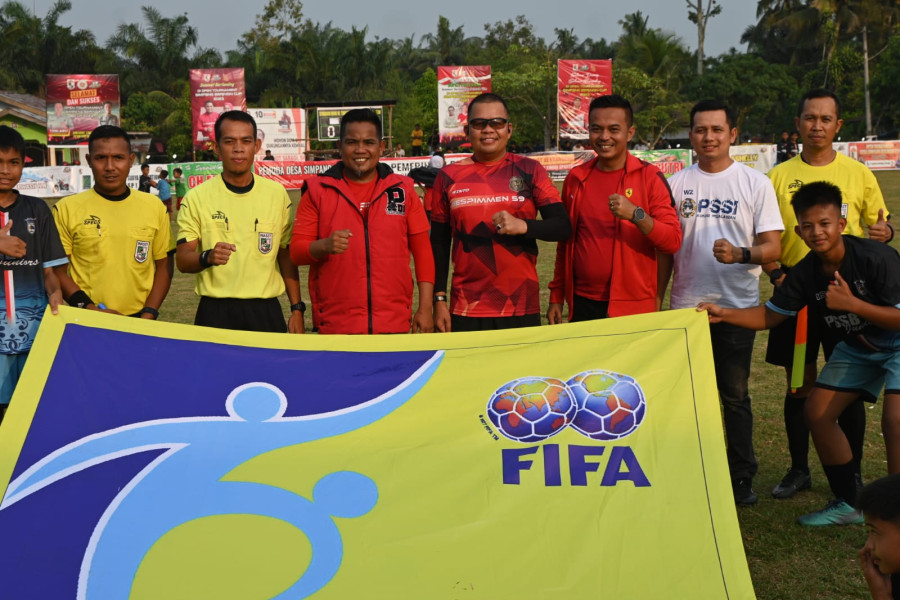 Disambut Ratusan Penonton, Bupati Zukri Buka Turnamen Simpang Beringin Cup 2023