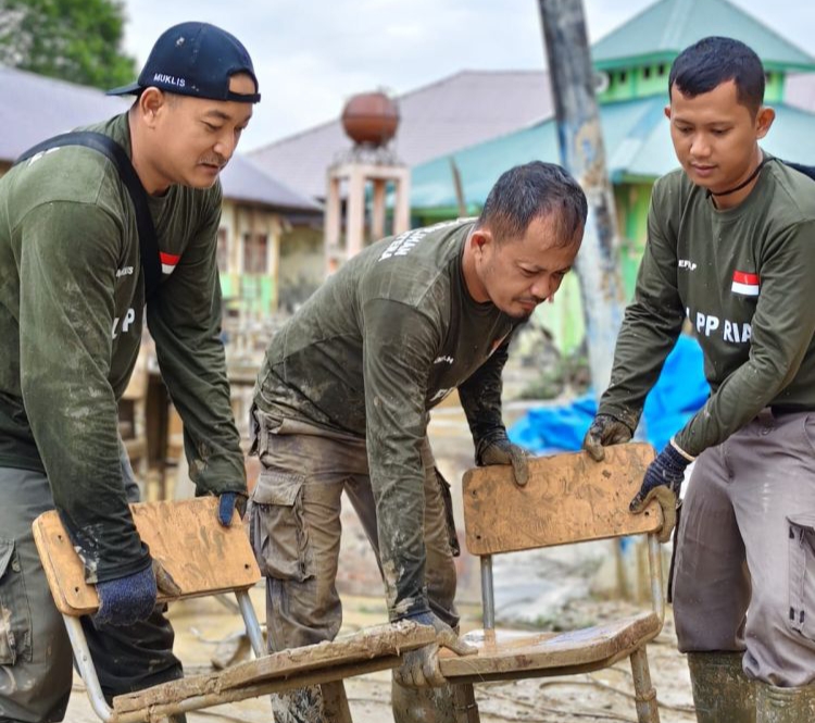 Satpol PP Riau Kirim 40 Personel Pulihkan Sekolah Pascabanjir di Aceh Tamiang
