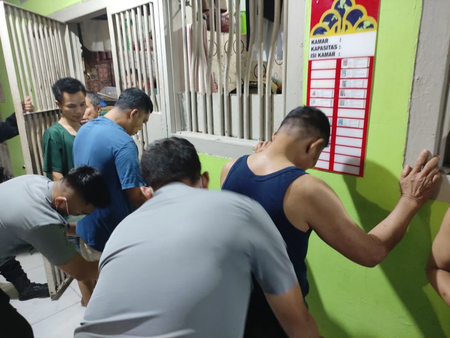 Bersama APH, Lapas Pekanbaru Razia Kamar Hunian Warga Binaan Sebelum Lebaran