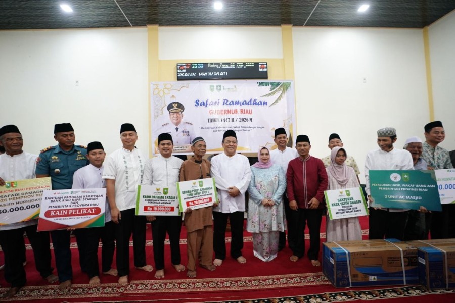 Safari Ramadan di Muara Basung, Plt Gubri Tinjau Kondisi Masjid dan Serahkan Bantuan