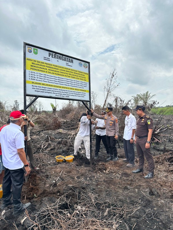 Polres Bengkalis Tegakkan Larangan Karhutla, Pasang Plang di Kawasan Hutan