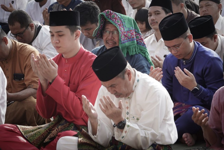 Gubri dan Wagubri Laksanakan Salat Id 1444 H di Halaman Kantor Gubernur