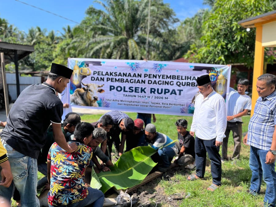 Iduladha 1447 H, Polsek Rupat Bagikan Daging Kurban kepada Warga