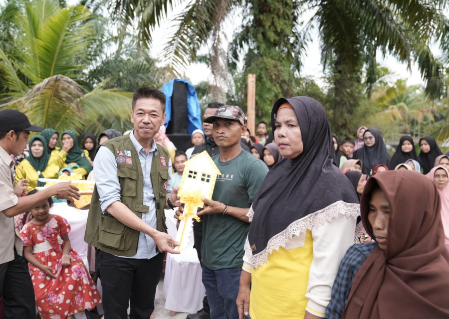 Bupati Afrizal Serahkan Bantuan 61 Rumah pada Warga Korban Abrasi Sungai Rokan