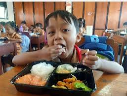 Turun Jadi Rp 10 Ribu per Porsi, Anggaran Makan Gratis Tetap Rp 71 Triliun
