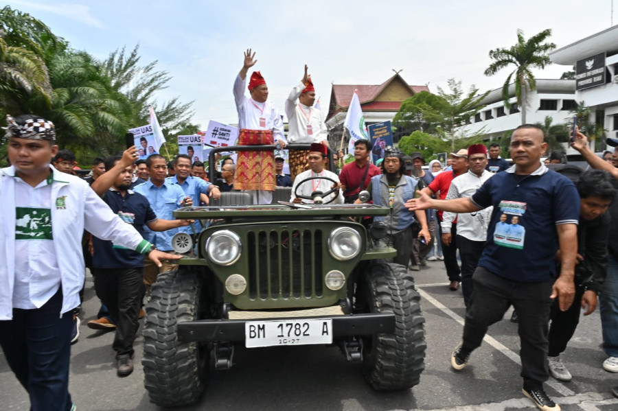 UAS dan Ribuan Pendukung Antar  Wahid - SF Hariyanto ke KPU Riau