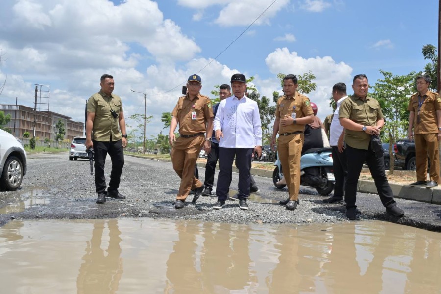 Tinjau Jalan Rusak di Sudirman Ujung, Gubri Instruksikan Perbaikan Total dan Peninggian Jalan