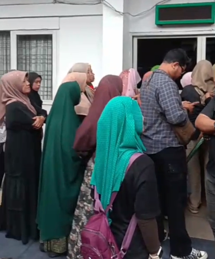 Menanti Putusan Abdul Wahid, Simpatisan Berkumpul di PN Pekanbaru