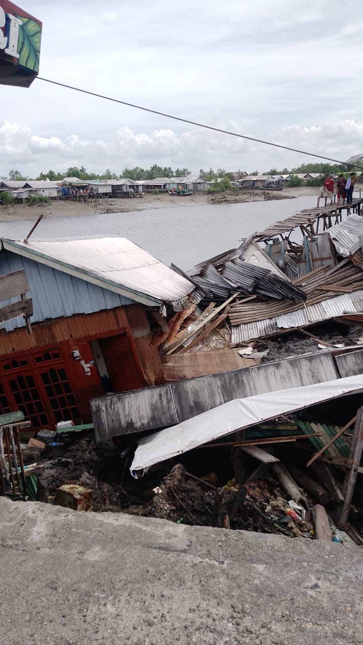 Longsor Rusak Rumah Warga dan Poskamling di Tanah Merah Inhil