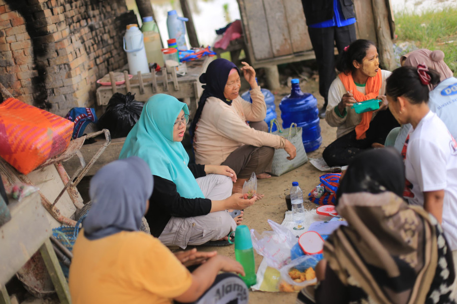 Sambil Lesehan,  Afni Z Dengarkan Curhat Petani yang Sulit Dapat Pupuk Subsidi