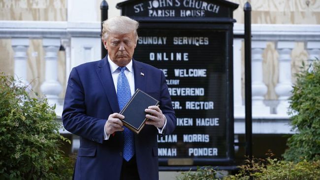Berpose di Depan Gereja Sambil Pegang Alkitab, Trump Dikecam 