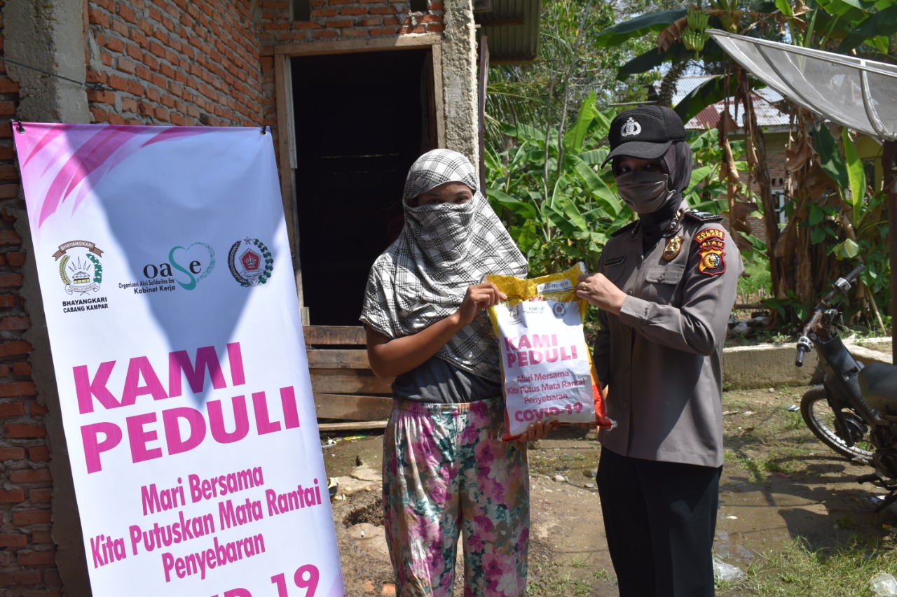 Bhayangkari Kampar Kembali Bagi Sembako untuk warga kurang mampu Terdampak Covid-19