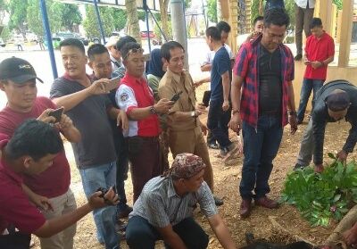 Bupati Lampung Utara Ditangkap dalam OTT KPK, Warganya Syukuran Potong Kambing