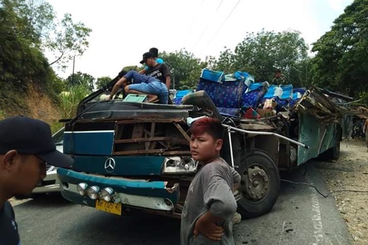 Kecelakaan Maut Bus PO PMTOH di Kuansing, 6 Penumpang Tewas