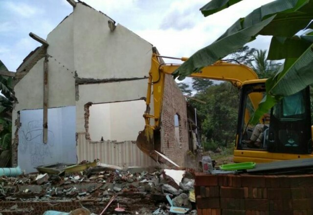 Suami Bongkar Rumah dengan Alat Berat Akibat Istri Pulang-pulang Minta Cerai