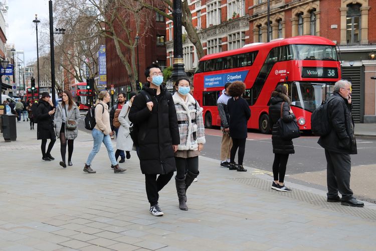 Warga Inggris Pilih Batalkan Liburan Ketimbang Pakai Masker