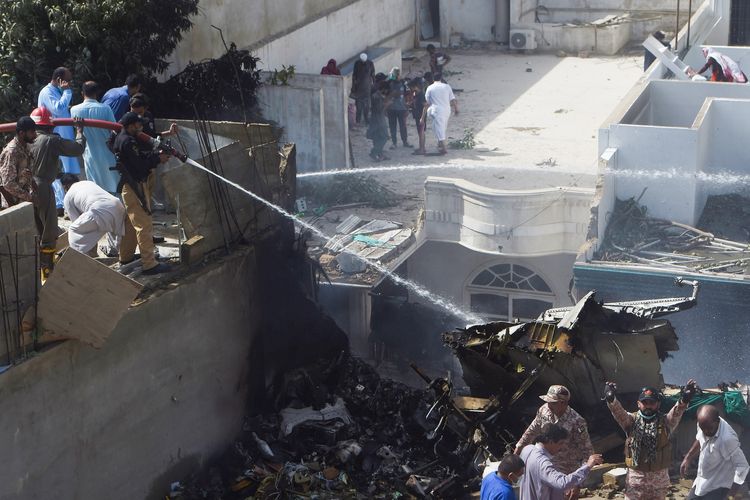 Pakistan Airlines Bawa 107 Penumpang Jatuh di Karachi